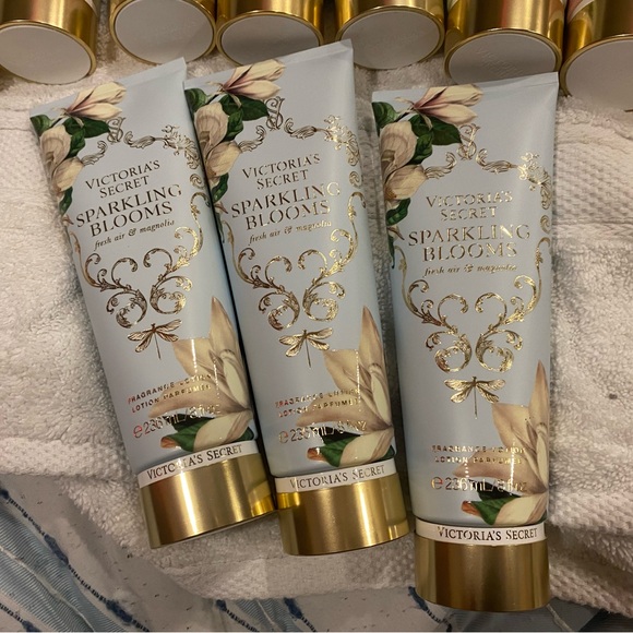 Victoria's Secret Sparkling Creme Body Lotion - Blue - Picture 3 of 9